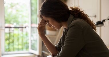 Zmartwiona kobieta. Schizofrenia, diagnostyka schizofrenii, leczenie schizofrenii, objawy schizofrenii.