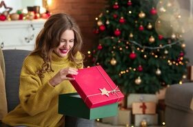 prezent dla kobiety na święta, prezent dla żony na święta, prezent dla dziewczyny na święta, prezent dla partnerki na święta, prezent dla siostry na święta, prezent dla przyjaciółki na święta, kobieta otwiera prezent pod choinką