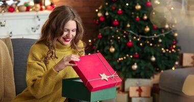 prezent dla kobiety na święta, prezent dla żony na święta, prezent dla dziewczyny na święta, prezent dla partnerki na święta, prezent dla siostry na święta, prezent dla przyjaciółki na święta, kobieta otwiera prezent pod choinką