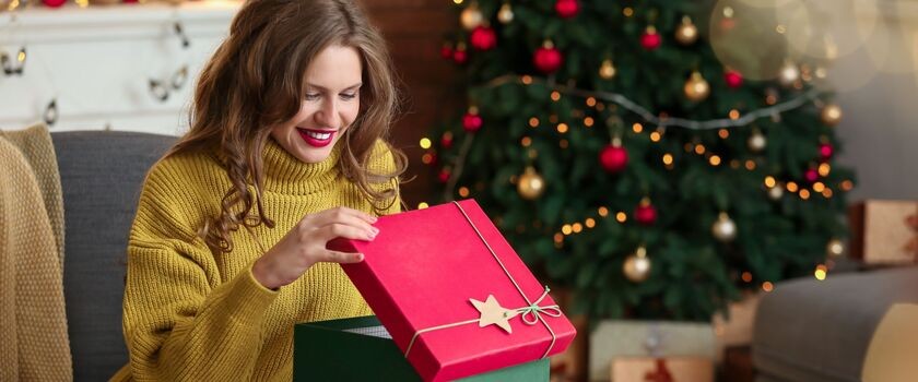 prezent dla kobiety na święta, prezent dla żony na święta, prezent dla dziewczyny na święta, prezent dla partnerki na święta, prezent dla siostry na święta, prezent dla przyjaciółki na święta, kobieta otwiera prezent pod choinką