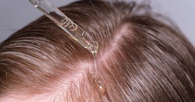 peeling do skóry głowy, peeling trychologiczny, na co pomoże peeling do skóry głowy, aplikacja peelingu na skórę głowy