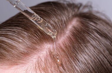 peeling do skóry głowy, peeling trychologiczny, na co pomoże peeling do skóry głowy, aplikacja peelingu na skórę głowy