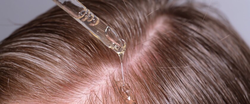 peeling do skóry głowy, peeling trychologiczny, na co pomoże peeling do skóry głowy, aplikacja peelingu na skórę głowy