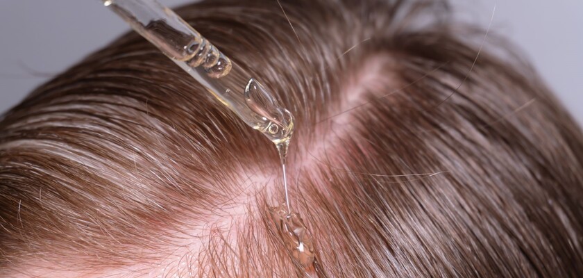 peeling do skóry głowy, peeling trychologiczny, na co pomoże peeling do skóry głowy, aplikacja peelingu na skórę głowy