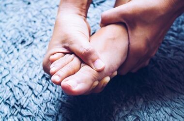 Objawy neuropatii cukrzycowej pojawiają się często w kończynach dolnych i górnych. 