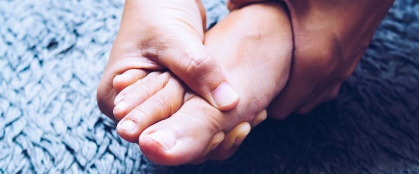 Objawy neuropatii cukrzycowej pojawiają się często w kończynach dolnych i górnych.