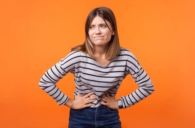 kobieta z bólem brzucha