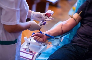 pielęgniarka pobiera krew