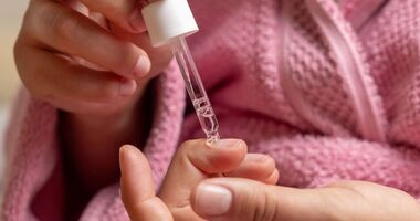 kobieta stosująca preparat na onycholizę paznokci, onycholiza co to, leczenie onycholizy panzokci