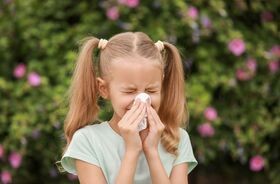 dziewczynka kichająca z powodu alergii, alergia u dzieci, alergia u dziecka