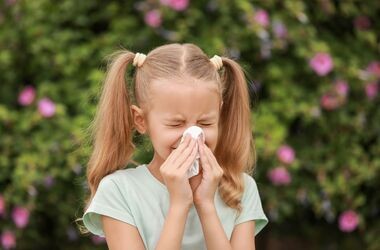 dziewczynka kichająca z powodu alergii, alergia u dzieci, alergia u dziecka