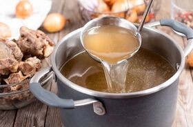rosół kolagenowy, zupa kolagenowa, garnek z kolagenowym wywarem z kości