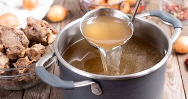 rosół kolagenowy, zupa kolagenowa, garnek z kolagenowym wywarem z kości