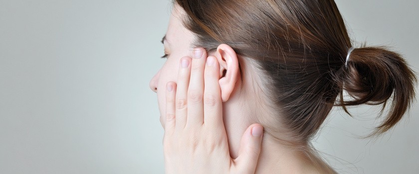 Jak odetkać ucho? Domowe sposoby na zatkane ucho, preparaty do czyszczenia uszu