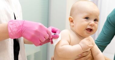 Medyk szczepi niemowlę szczepionką Hib. Szczepienie Hib, Hib szczepionka.