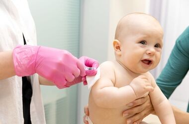 Medyk szczepi niemowlę szczepionką Hib. Szczepienie Hib, Hib szczepionka.