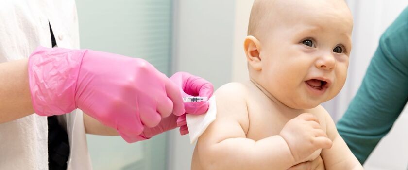 Medyk szczepi niemowlę szczepionką Hib. Szczepienie Hib, Hib szczepionka.