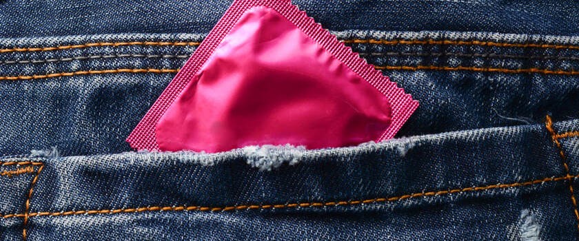 Prezerwatywa w kieszeni spodni - środek przeciwko rzeżączce