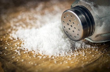 wysypana sól z solniczki