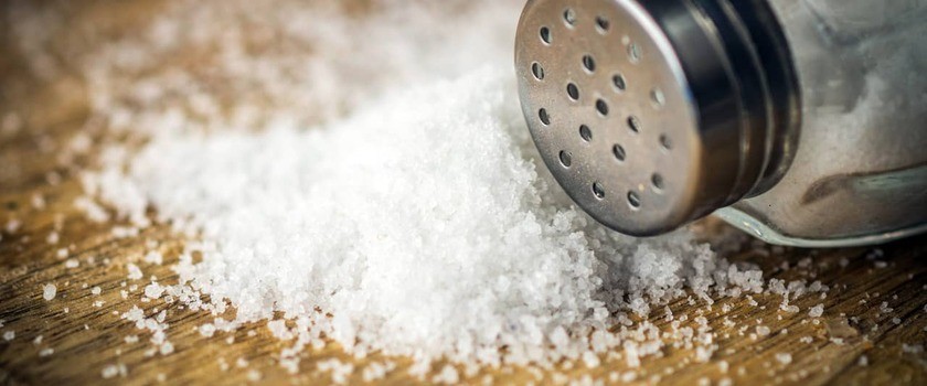 wysypana sól z solniczki