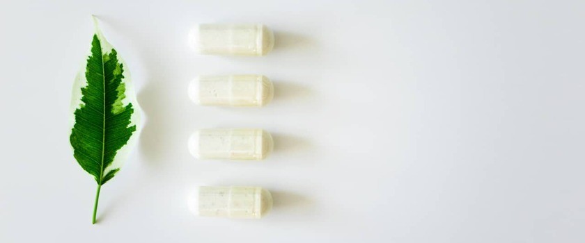 probiotyki w kapsułkach na białym tle