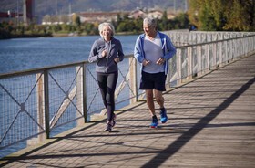 Aktywni seniorzy biegną po moście