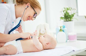 Pediatra – czym się zajmuje? Jakie choroby leczy lekarz dziecięcy POZ?