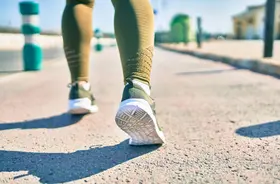 Nogi kobiety w sportowych butach idącej w tył