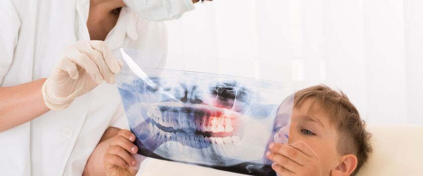 Urazy zębów u dzieci &#8211; jak postępować?