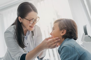 Mononukleoza – przyczyny, objawy, leczenie mononukleozy zakaźnej
