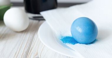 Jajo pomalowane na niebiesko.