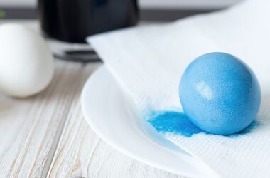 Jajo pomalowane na niebiesko.