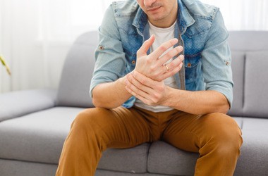 Ból ręki – przyczyny, diagnostyka, leczenie, rehabilitacja bólu ręki