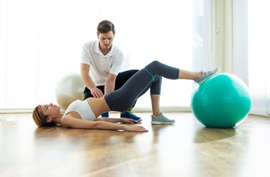 Kinezyterapia (leczenie ruchem) – na czym polega? Jakie są wskazania do gimnastyki leczniczej?