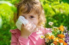 marsz alergiczny, objawy marszu alergicznego, dziewczynka z alergią wziewną  na łące