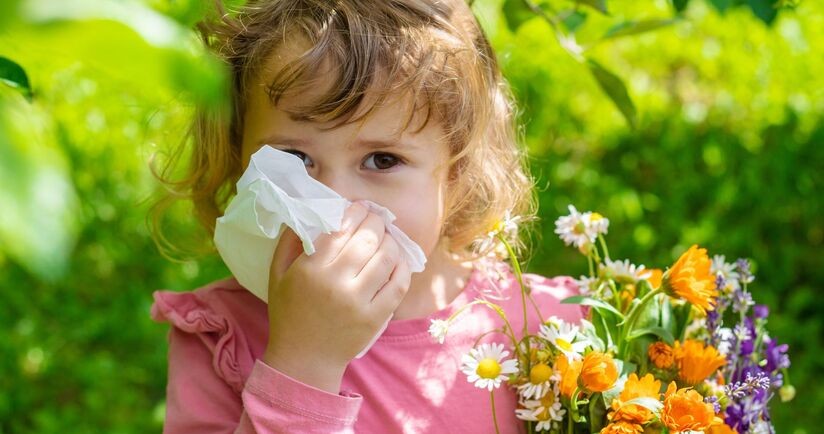 marsz alergiczny, objawy marszu alergicznego, dziewczynka z alergią wziewną  na łące