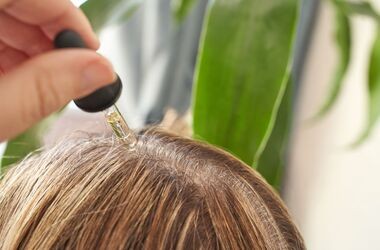 Aplikacja domowej wcierki na skalp. Domowe wcierki do włosów, naturalne wcierki do skóry głowy, naturalne wcierki, domowe wcierki.