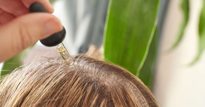 Aplikacja domowej wcierki na skalp. Domowe wcierki do włosów, naturalne wcierki do skóry głowy, naturalne wcierki, domowe wcierki.