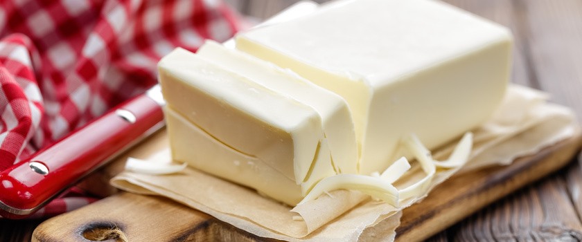 Masło czy margaryna? Porównanie wartości odżywczych,  zawartości witamin i wpływu na zdrowie