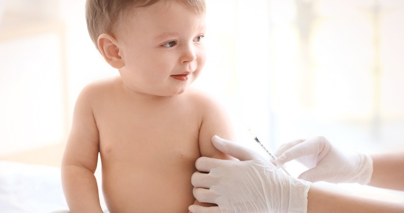 Dziecko przyjmujące szczepionkę MMR, szczepienie MMR, szczepienie odra świnka różyczka.