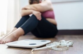 Smutna otyła kobieta z wagą