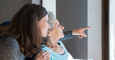 Starsza kobieta z Alzheimerem i jej córka