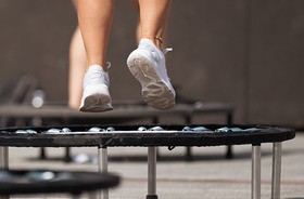 Trampolina fitness – zalety i wady. Trening jumping fitness okiem fizjoterapeuty