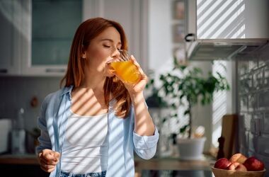 kobieta pijąca sok, sok owocowy, jak wybrać sok owocowy
