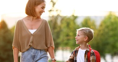 dziecko idące do szkoły z mamą, powrót do szkoły, pierwszy dzień roku szkolnego