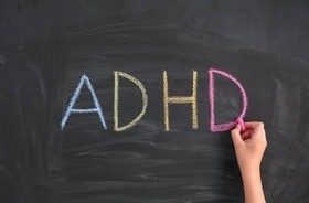 napis ADHD na tablicy