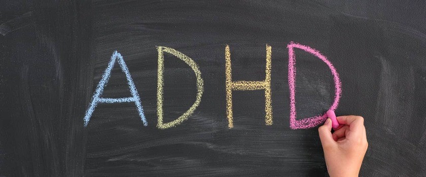 napis ADHD na tablicy
