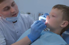 Dziecko podczas fluoryzacji w gabinecie dentystycznym