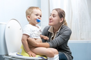 Zatwardzenie u dziecka – przyczyny, leczenie i domowe sposoby na zaparcia u dzieci