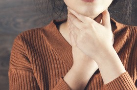 Wirusowe zapalenie gardła – objawy i leczenie. Domowe sposoby na ostre zapalenie gardła
